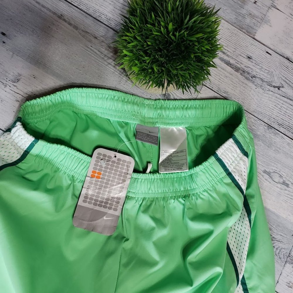 NWT Nike Women's Active Shorts Running Green Small S 4-6 - Picture 3 of 7